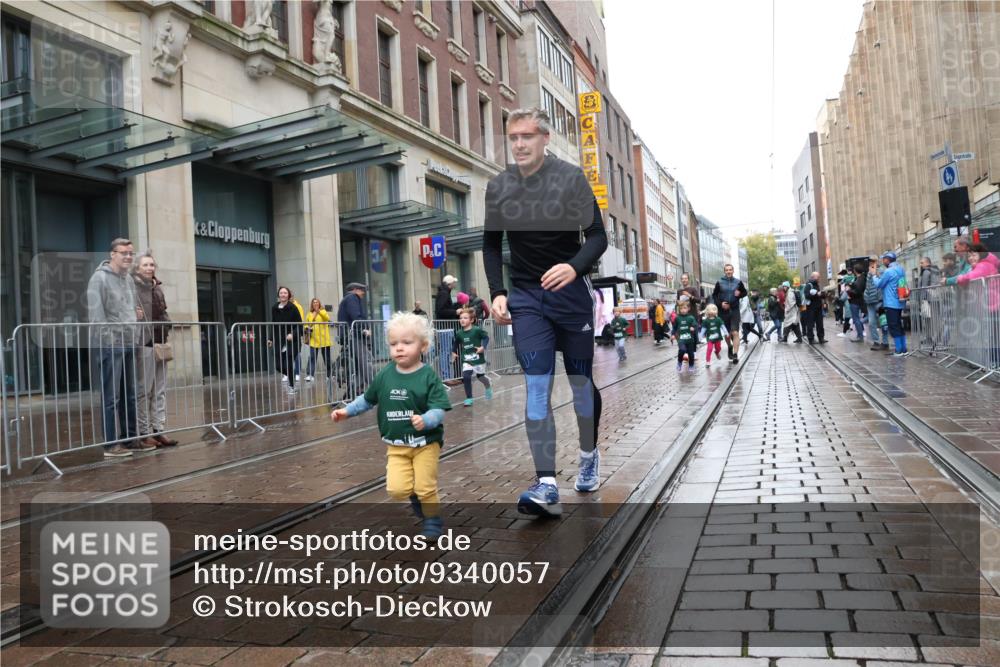 05.10.2025 - 20. swb-Marathon Bremen Strokosch-Dieckow http://msf.ph/oto/9340057 05.10.2025 15:23:22 Ziel  meine-sportfotos.de