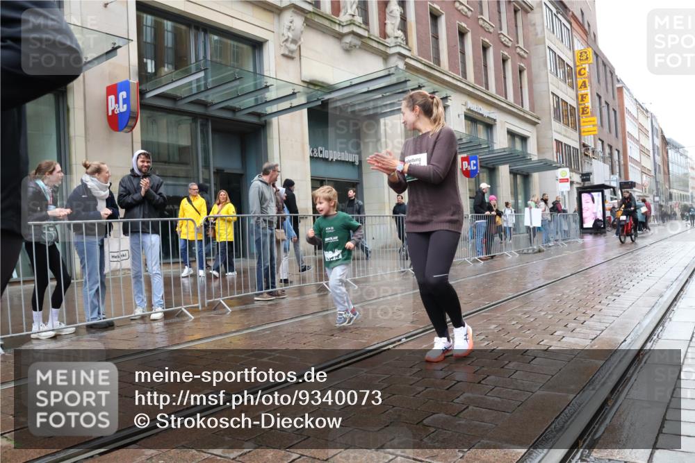 05.10.2025 - 20. swb-Marathon Bremen Strokosch-Dieckow http://msf.ph/oto/9340073 05.10.2025 15:23:28 Ziel  meine-sportfotos.de