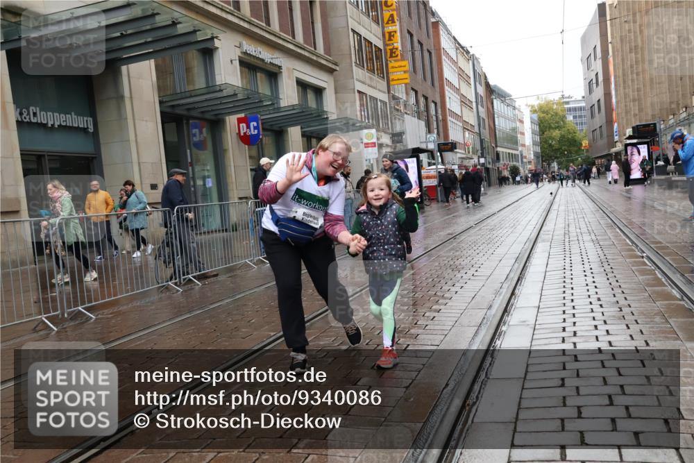 05.10.2025 - 20. swb-Marathon Bremen Strokosch-Dieckow http://msf.ph/oto/9340086 05.10.2025 15:23:45 Ziel  meine-sportfotos.de