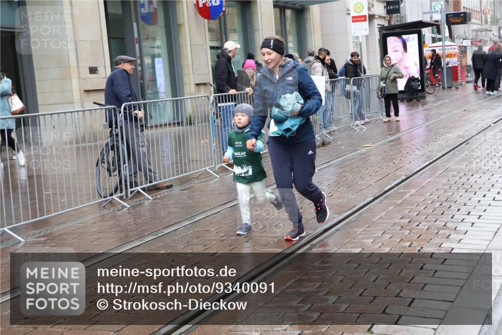 05.10.2025 - 20. swb-Marathon Bremen Strokosch-Dieckow http://msf.ph/oto/9340091 05.10.2025 15:23:47 Ziel  meine-sportfotos.de