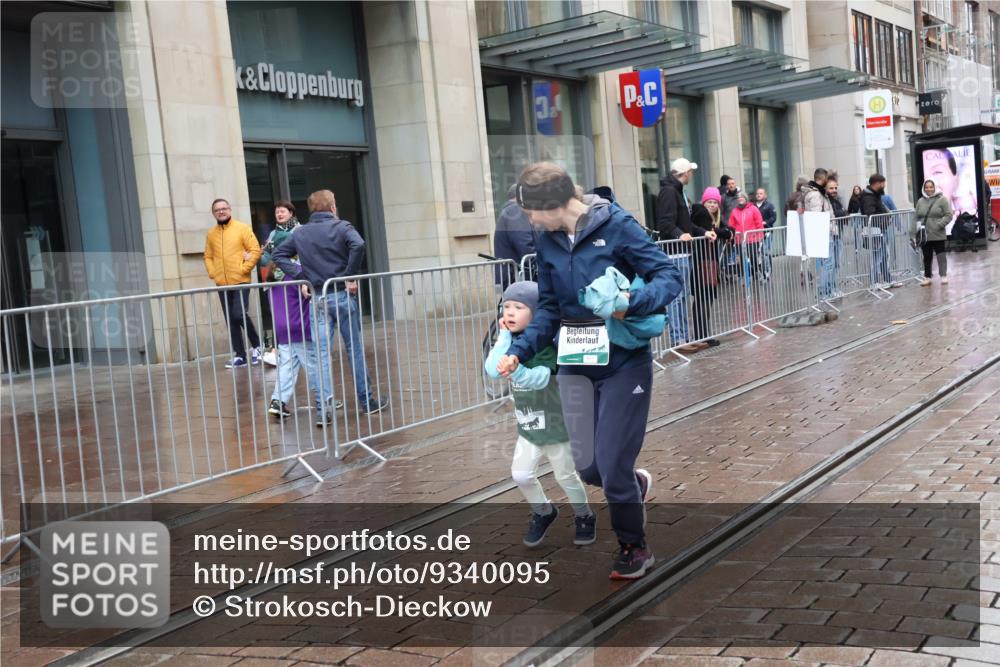 05.10.2025 - 20. swb-Marathon Bremen Strokosch-Dieckow http://msf.ph/oto/9340095 05.10.2025 15:23:48 Ziel  meine-sportfotos.de