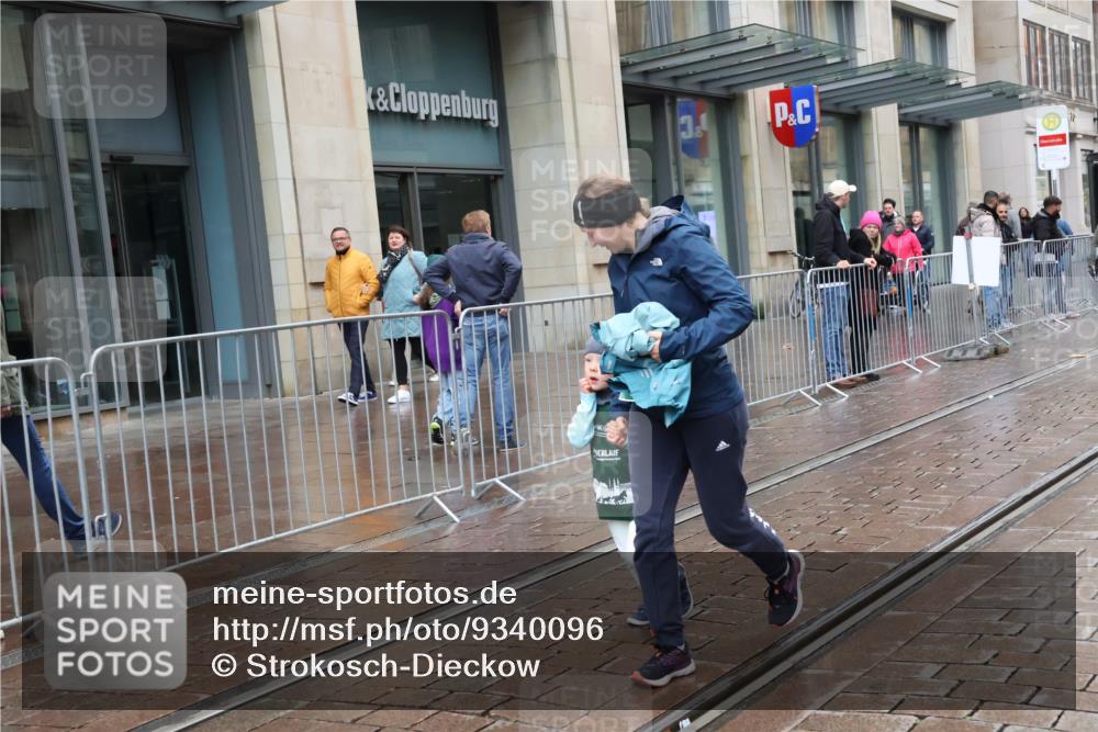 05.10.2025 - 20. swb-Marathon Bremen Strokosch-Dieckow http://msf.ph/oto/9340096 05.10.2025 15:23:49 Ziel  meine-sportfotos.de