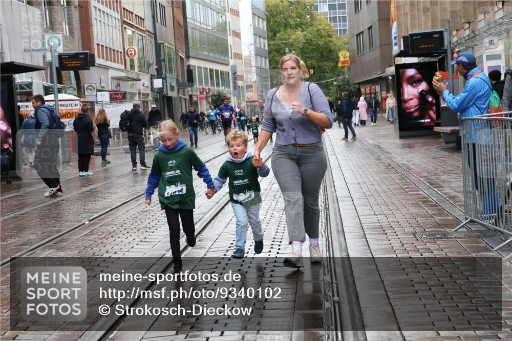 05.10.2025 - 20. swb-Marathon Bremen Strokosch-Dieckow http://msf.ph/oto/9340102 05.10.2025 15:24:07 Ziel  meine-sportfotos.de