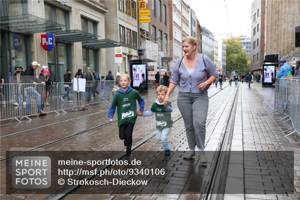 05.10.2025 - 20. swb-Marathon Bremen Strokosch-Dieckow http://msf.ph/oto/9340106 05.10.2025 15:24:09 Ziel  meine-sportfotos.de