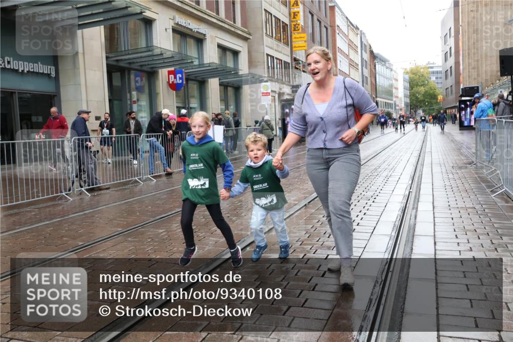 05.10.2025 - 20. swb-Marathon Bremen Strokosch-Dieckow http://msf.ph/oto/9340108 05.10.2025 15:24:10 Ziel  meine-sportfotos.de