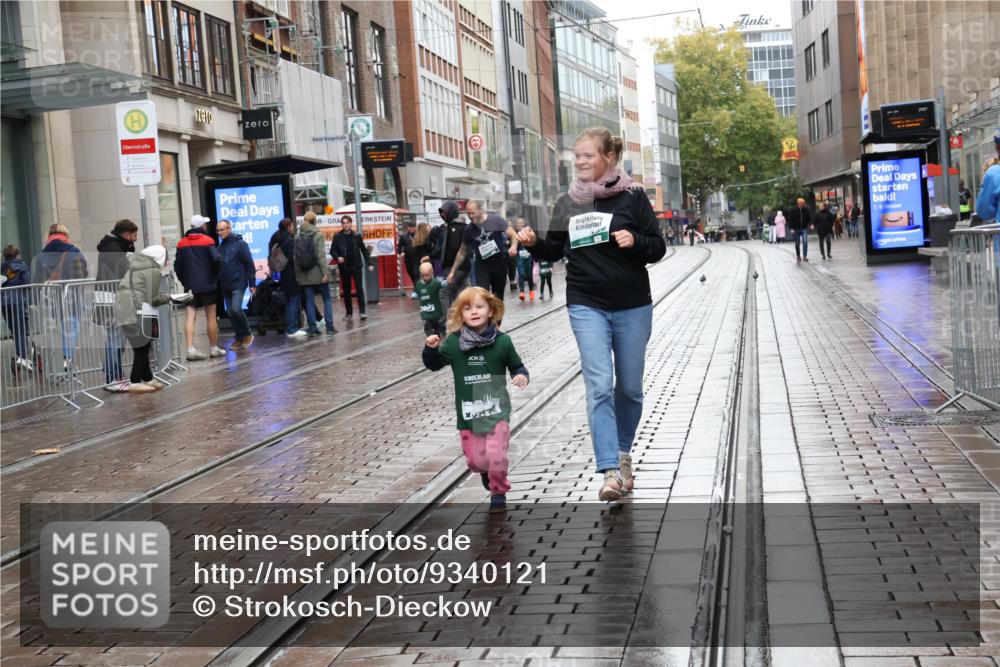 05.10.2025 - 20. swb-Marathon Bremen Strokosch-Dieckow http://msf.ph/oto/9340121 05.10.2025 15:24:29 Ziel 1145 meine-sportfotos.de