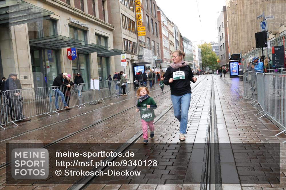 05.10.2025 - 20. swb-Marathon Bremen Strokosch-Dieckow http://msf.ph/oto/9340128 05.10.2025 15:24:31 Ziel 1145 meine-sportfotos.de
