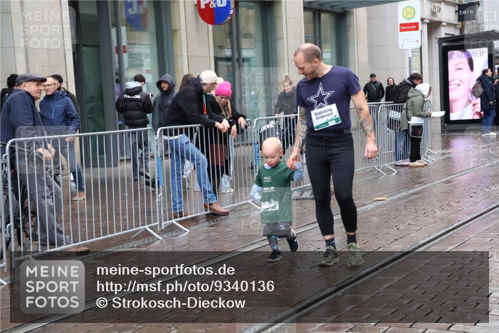05.10.2025 - 20. swb-Marathon Bremen Strokosch-Dieckow http://msf.ph/oto/9340136 05.10.2025 15:24:38 Ziel 1145 meine-sportfotos.de