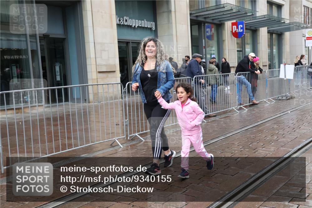 05.10.2025 - 20. swb-Marathon Bremen Strokosch-Dieckow http://msf.ph/oto/9340155 05.10.2025 15:24:49 Ziel 1145 meine-sportfotos.de