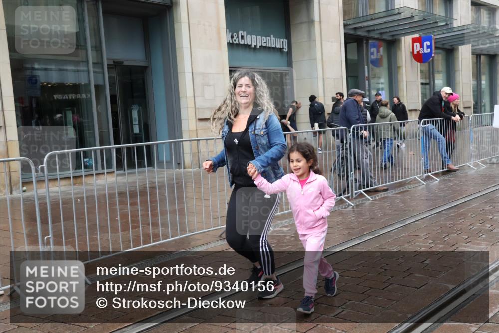 05.10.2025 - 20. swb-Marathon Bremen Strokosch-Dieckow http://msf.ph/oto/9340156 05.10.2025 15:24:50 Ziel  meine-sportfotos.de