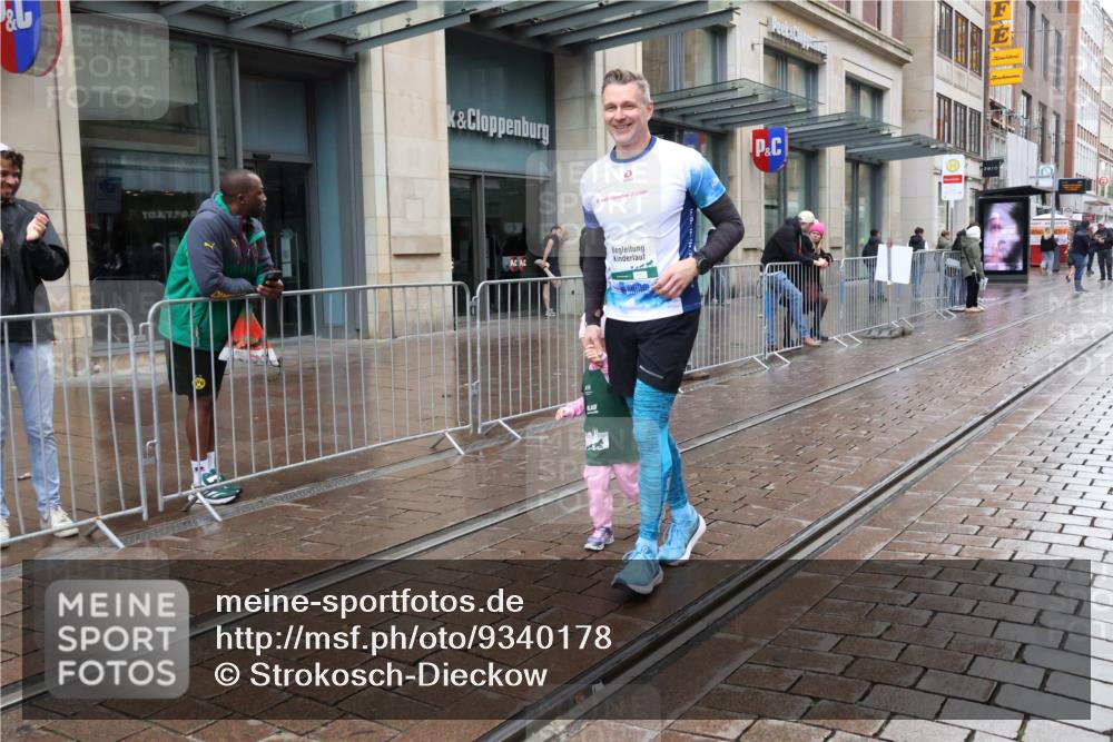 05.10.2025 - 20. swb-Marathon Bremen Strokosch-Dieckow http://msf.ph/oto/9340178 05.10.2025 15:25:04 Ziel 196 meine-sportfotos.de