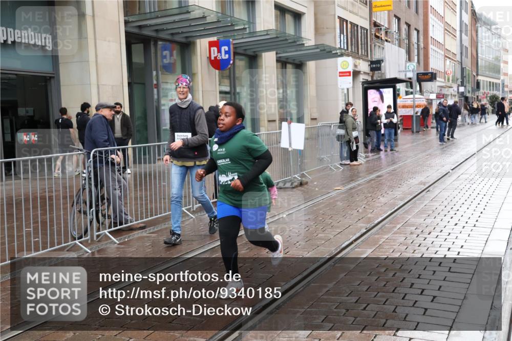05.10.2025 - 20. swb-Marathon Bremen Strokosch-Dieckow http://msf.ph/oto/9340185 05.10.2025 15:25:18 Ziel 196, 2191 meine-sportfotos.de