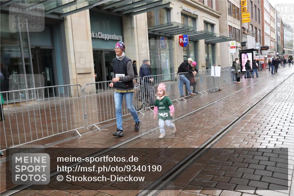 05.10.2025 - 20. swb-Marathon Bremen Strokosch-Dieckow http://msf.ph/oto/9340190 05.10.2025 15:25:19 Ziel 196, 2191 meine-sportfotos.de