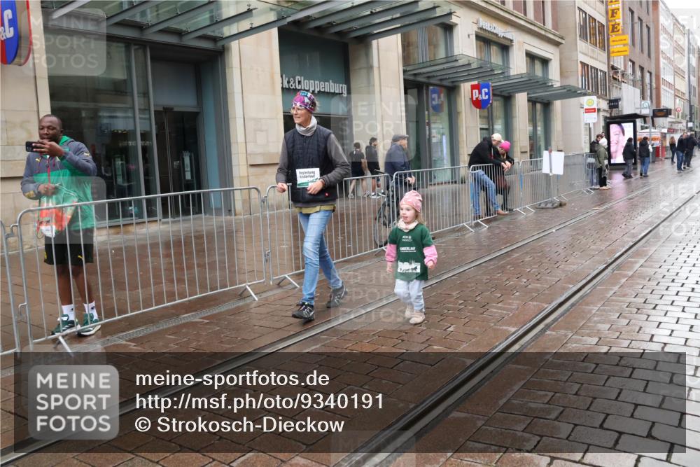 05.10.2025 - 20. swb-Marathon Bremen Strokosch-Dieckow http://msf.ph/oto/9340191 05.10.2025 15:25:20 Ziel 196, 2191 meine-sportfotos.de