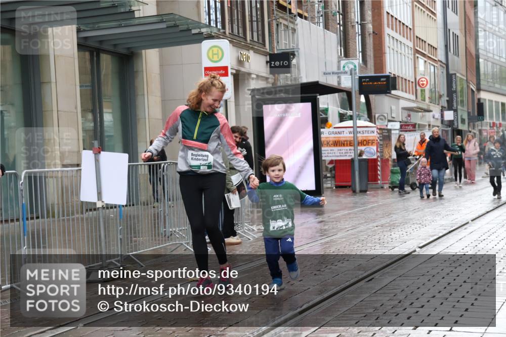 05.10.2025 - 20. swb-Marathon Bremen Strokosch-Dieckow http://msf.ph/oto/9340194 05.10.2025 15:25:58 Ziel 800 meine-sportfotos.de