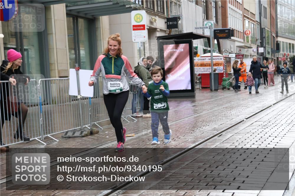 05.10.2025 - 20. swb-Marathon Bremen Strokosch-Dieckow http://msf.ph/oto/9340195 05.10.2025 15:25:58 Ziel 800 meine-sportfotos.de