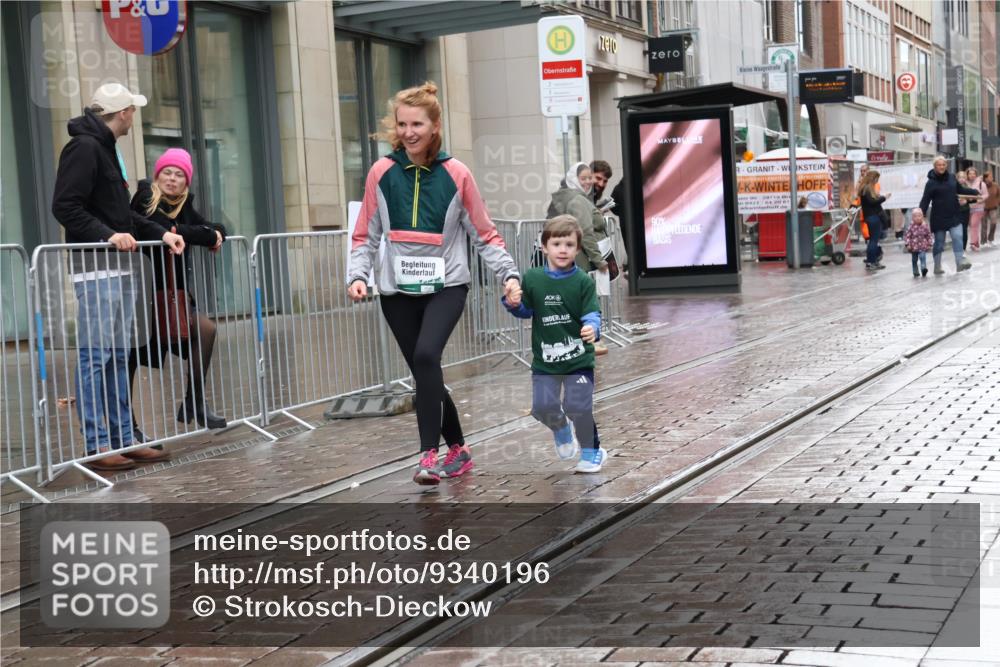 05.10.2025 - 20. swb-Marathon Bremen Strokosch-Dieckow http://msf.ph/oto/9340196 05.10.2025 15:25:59 Ziel 800 meine-sportfotos.de