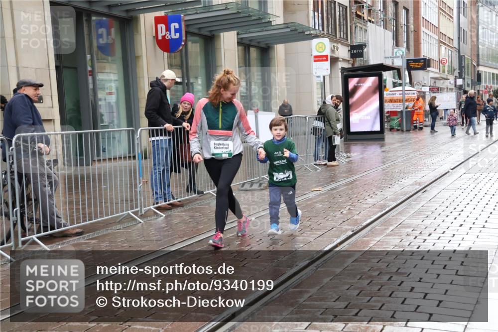 05.10.2025 - 20. swb-Marathon Bremen Strokosch-Dieckow http://msf.ph/oto/9340199 05.10.2025 15:25:59 Ziel 800 meine-sportfotos.de