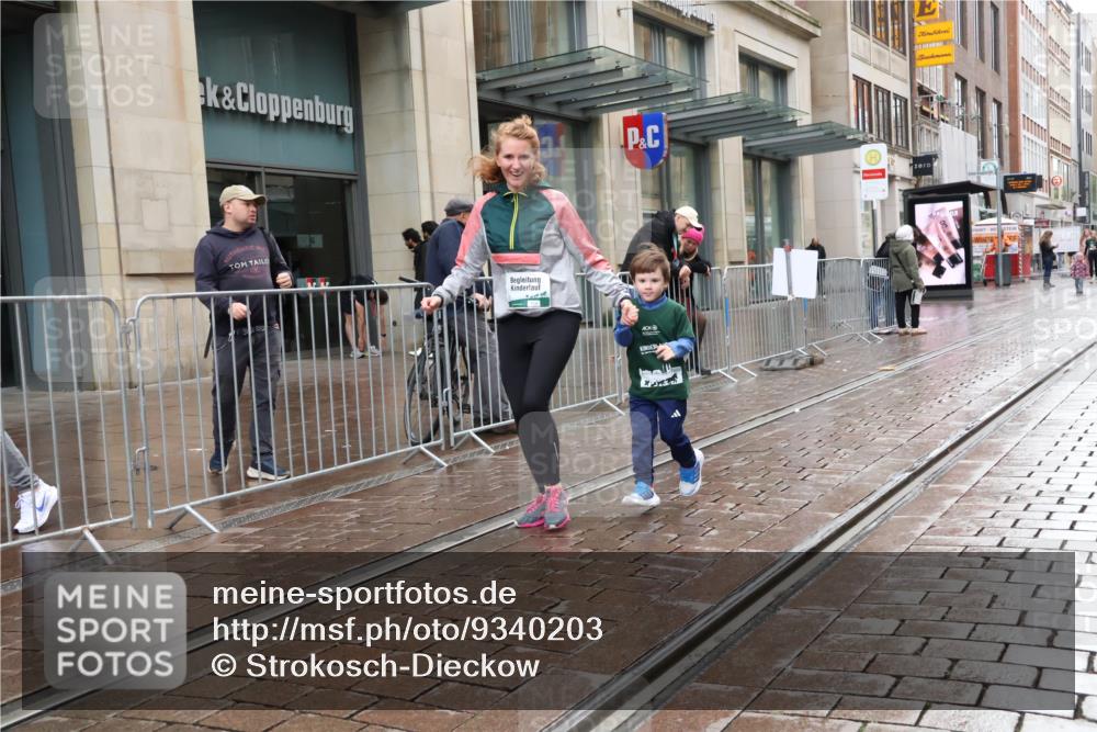 05.10.2025 - 20. swb-Marathon Bremen Strokosch-Dieckow http://msf.ph/oto/9340203 05.10.2025 15:26:00 Ziel 800 meine-sportfotos.de
