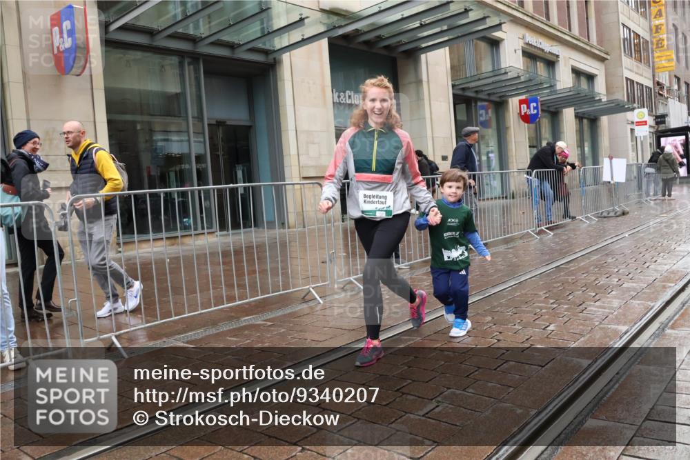 05.10.2025 - 20. swb-Marathon Bremen Strokosch-Dieckow http://msf.ph/oto/9340207 05.10.2025 15:26:01 Ziel 800 meine-sportfotos.de