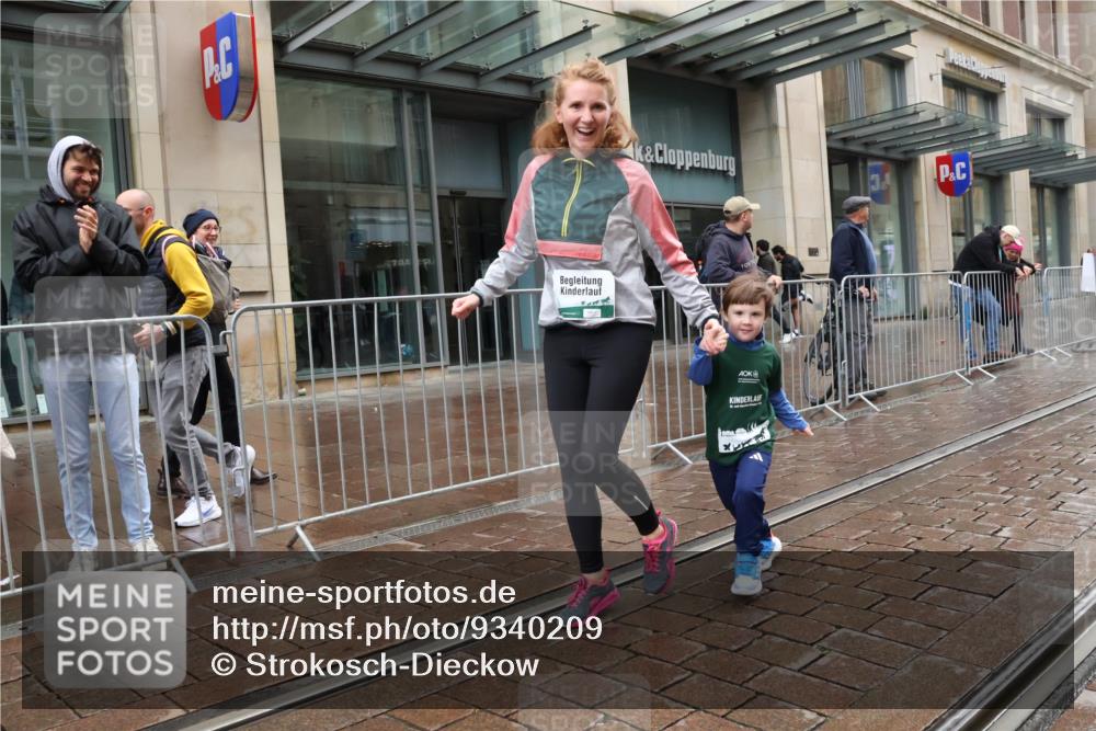 05.10.2025 - 20. swb-Marathon Bremen Strokosch-Dieckow http://msf.ph/oto/9340209 05.10.2025 15:26:02 Ziel 800 meine-sportfotos.de