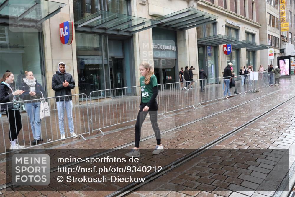 05.10.2025 - 20. swb-Marathon Bremen Strokosch-Dieckow http://msf.ph/oto/9340212 05.10.2025 15:26:34 Ziel  meine-sportfotos.de