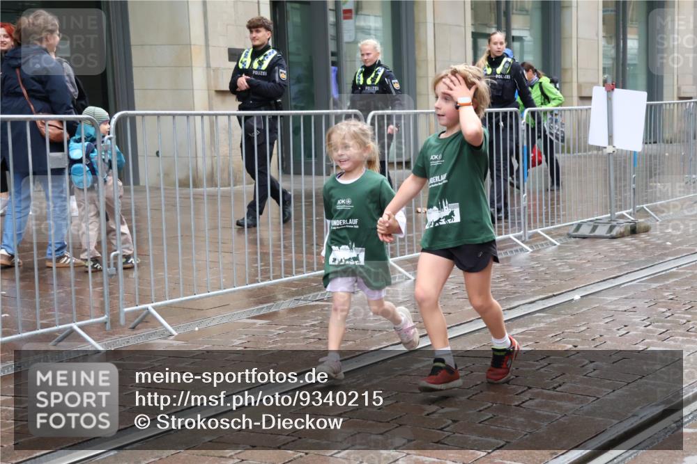 05.10.2025 - 20. swb-Marathon Bremen Strokosch-Dieckow http://msf.ph/oto/9340215 05.10.2025 15:27:34 Ziel 640, 2095 meine-sportfotos.de