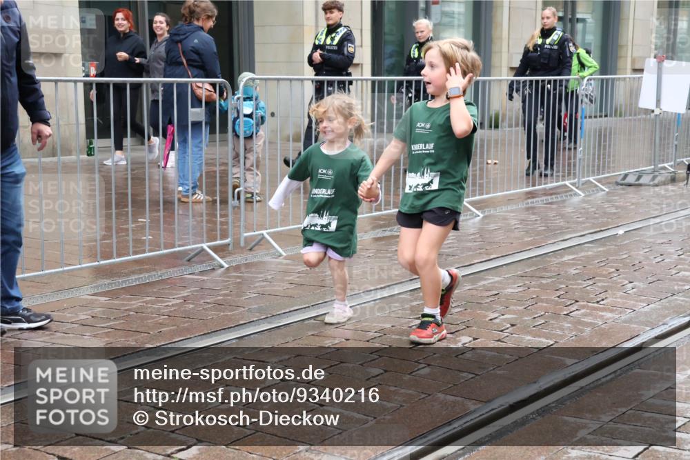 05.10.2025 - 20. swb-Marathon Bremen Strokosch-Dieckow http://msf.ph/oto/9340216 05.10.2025 15:27:35 Ziel 640, 2095 meine-sportfotos.de