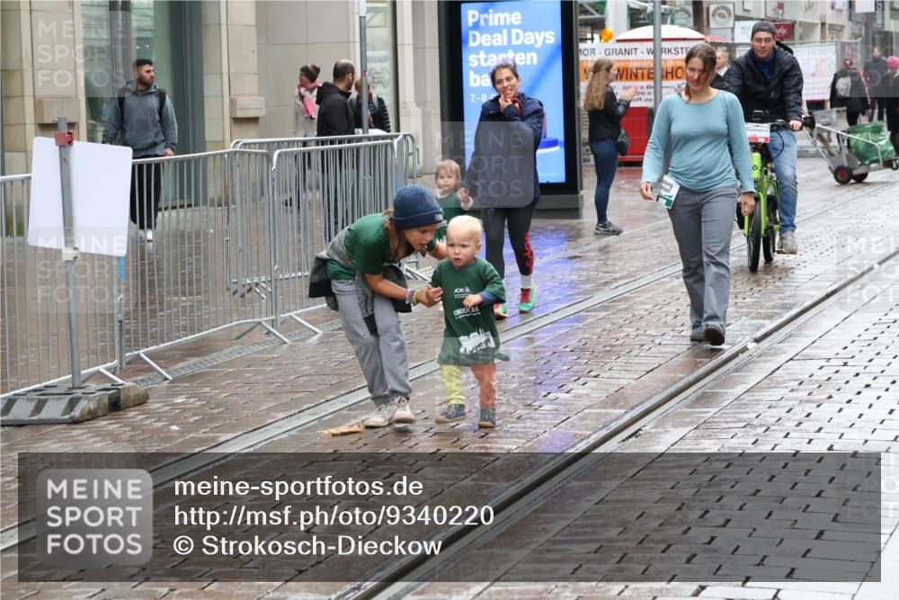 05.10.2025 - 20. swb-Marathon Bremen Strokosch-Dieckow http://msf.ph/oto/9340220 05.10.2025 15:27:44 Ziel 2095, 10864 meine-sportfotos.de