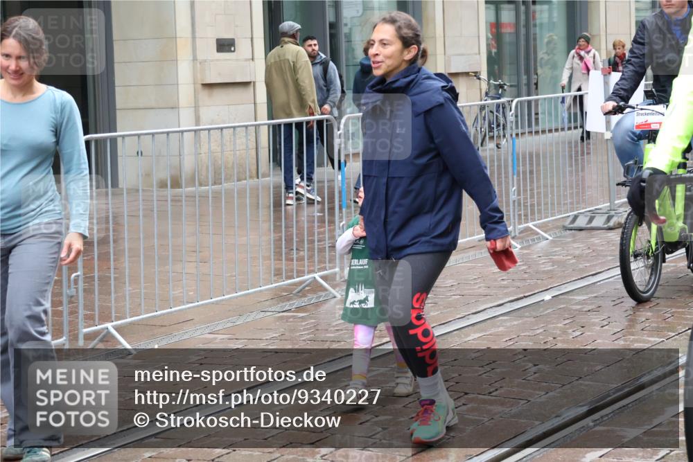 05.10.2025 - 20. swb-Marathon Bremen Strokosch-Dieckow http://msf.ph/oto/9340227 05.10.2025 15:27:54 Ziel 10864 meine-sportfotos.de
