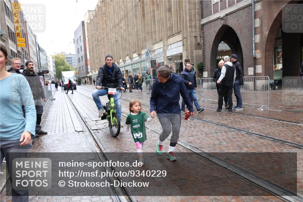 05.10.2025 - 20. swb-Marathon Bremen Strokosch-Dieckow http://msf.ph/oto/9340229 05.10.2025 15:28:05 Ziel  meine-sportfotos.de