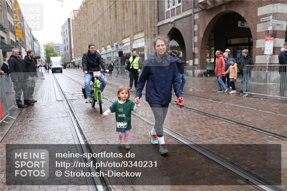 05.10.2025 - 20. swb-Marathon Bremen Strokosch-Dieckow http://msf.ph/oto/9340231 05.10.2025 15:28:07 Ziel  meine-sportfotos.de