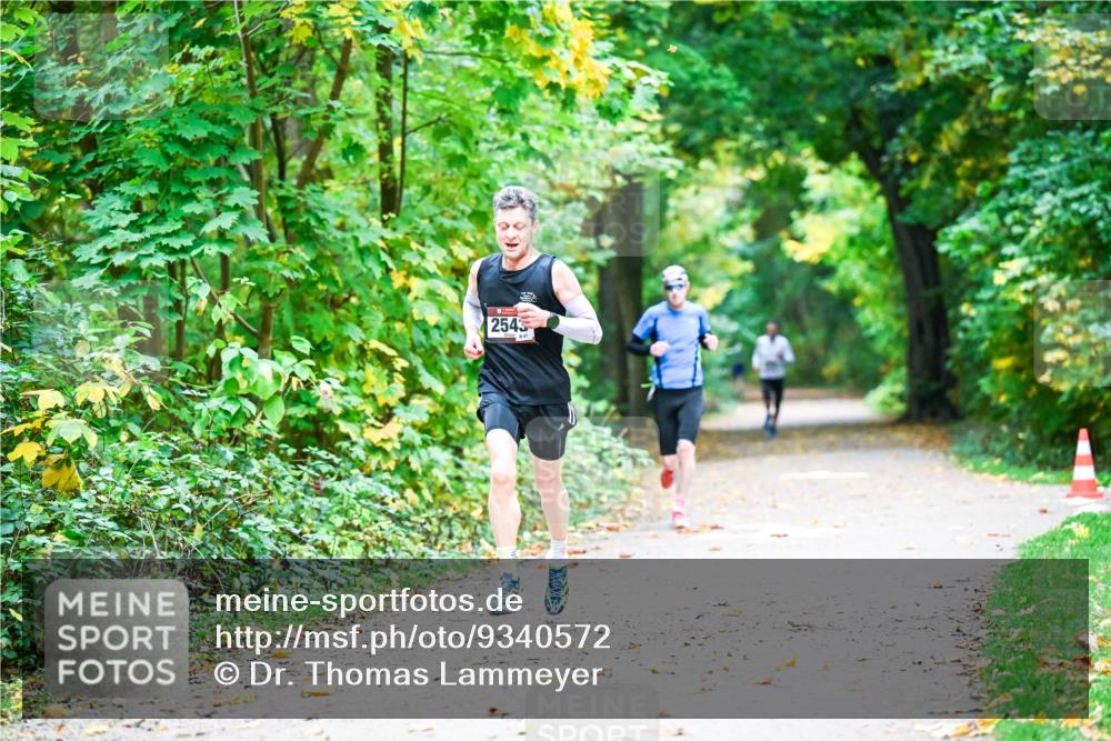 12.10.2025 - Bramfelder Halbmarathon 2025 Dr. Thomas Lammeyer http://msf.ph/oto/9340572 12.10.2025 09:48:13 Laufen 4, 2543 meine-sportfotos.de
