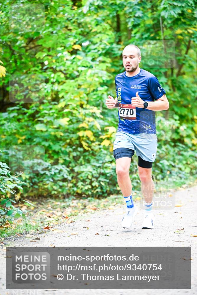 12.10.2025 - Bramfelder Halbmarathon 2025 Dr. Thomas Lammeyer http://msf.ph/oto/9340754 12.10.2025 09:49:16 Laufen 2770, 21, 09, 2025 meine-sportfotos.de