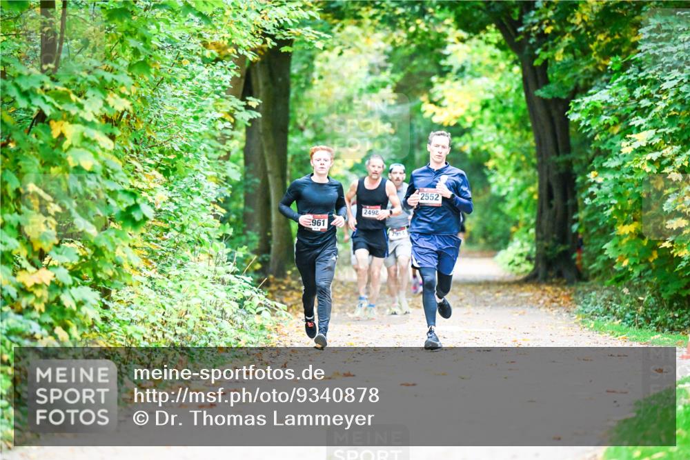 12.10.2025 - Bramfelder Halbmarathon 2025 Dr. Thomas Lammeyer http://msf.ph/oto/9340878 12.10.2025 09:49:59 Laufen 961, 2492, 2552 meine-sportfotos.de