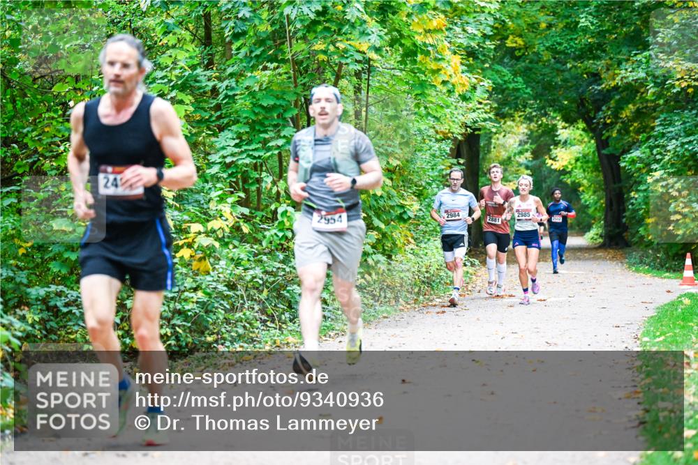 12.10.2025 - Bramfelder Halbmarathon 2025 Dr. Thomas Lammeyer http://msf.ph/oto/9340936 12.10.2025 09:50:08 Laufen 24, 2954, 2984, 2881, 2985, 2502 meine-sportfotos.de