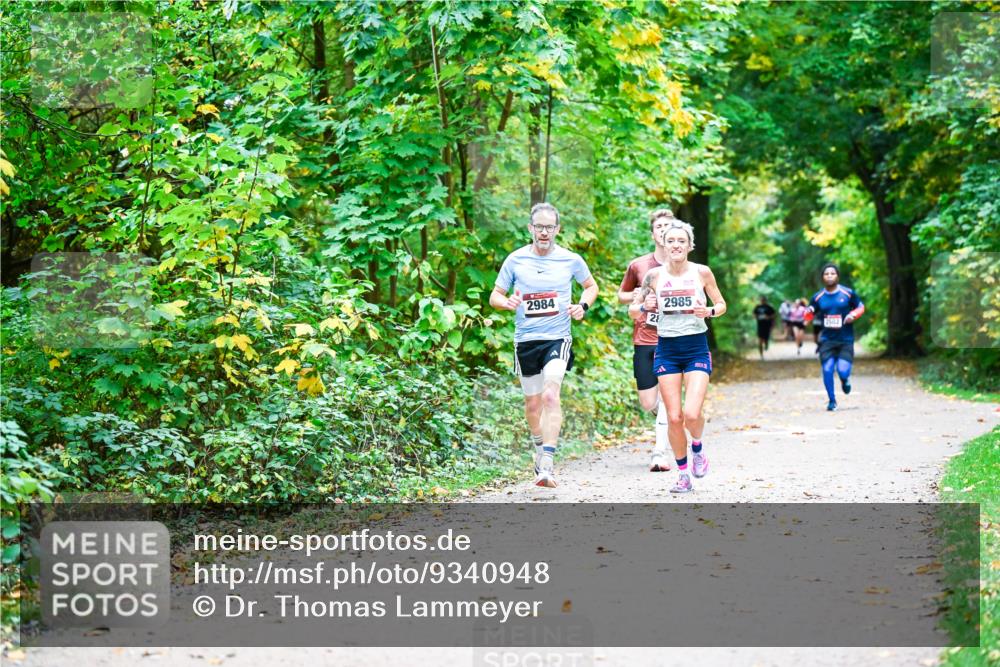 12.10.2025 - Bramfelder Halbmarathon 2025 Dr. Thomas Lammeyer http://msf.ph/oto/9340948 12.10.2025 09:50:10 Laufen 2984, 28, 2985, 1502 meine-sportfotos.de