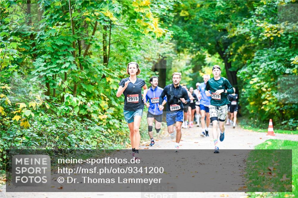 12.10.2025 - Bramfelder Halbmarathon 2025 Dr. Thomas Lammeyer http://msf.ph/oto/9341200 12.10.2025 09:51:05 Laufen 2915, 2699, 2895, 2575 meine-sportfotos.de