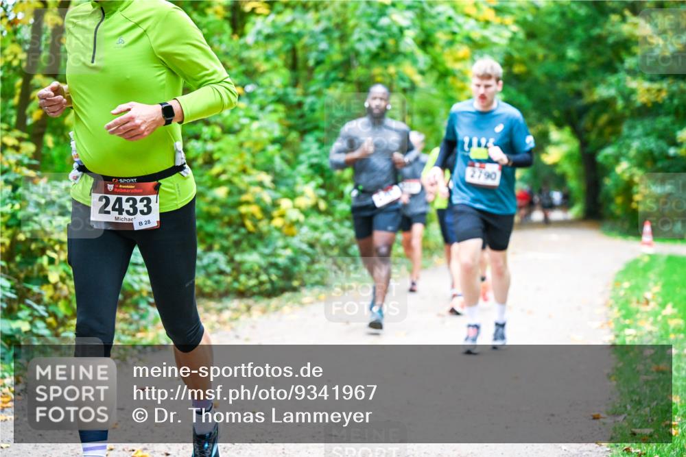 12.10.2025 - Bramfelder Halbmarathon 2025 Dr. Thomas Lammeyer http://msf.ph/oto/9341967 12.10.2025 09:53:33 Laufen 34, 2433, 28, 2790, 24 meine-sportfotos.de