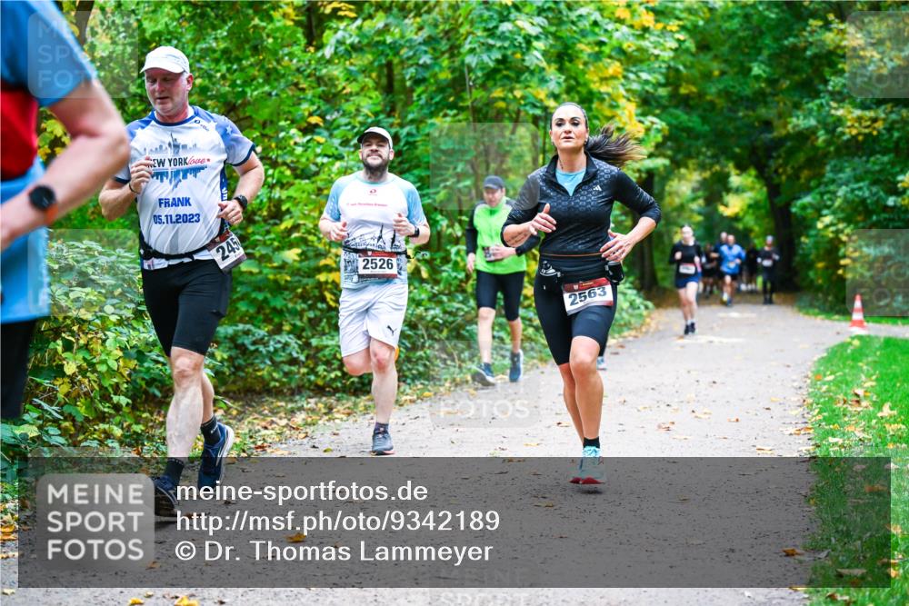 12.10.2025 - Bramfelder Halbmarathon 2025 Dr. Thomas Lammeyer http://msf.ph/oto/9342189 12.10.2025 09:54:16 Laufen 05, 11, 2023, 245, 2526, 2563 meine-sportfotos.de