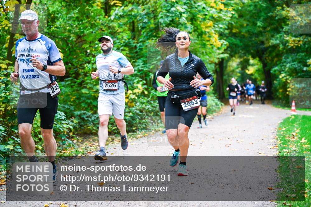 12.10.2025 - Bramfelder Halbmarathon 2025 Dr. Thomas Lammeyer http://msf.ph/oto/9342191 12.10.2025 09:54:16 Laufen 05, 11, 2023, 245, 2526, 2563 meine-sportfotos.de