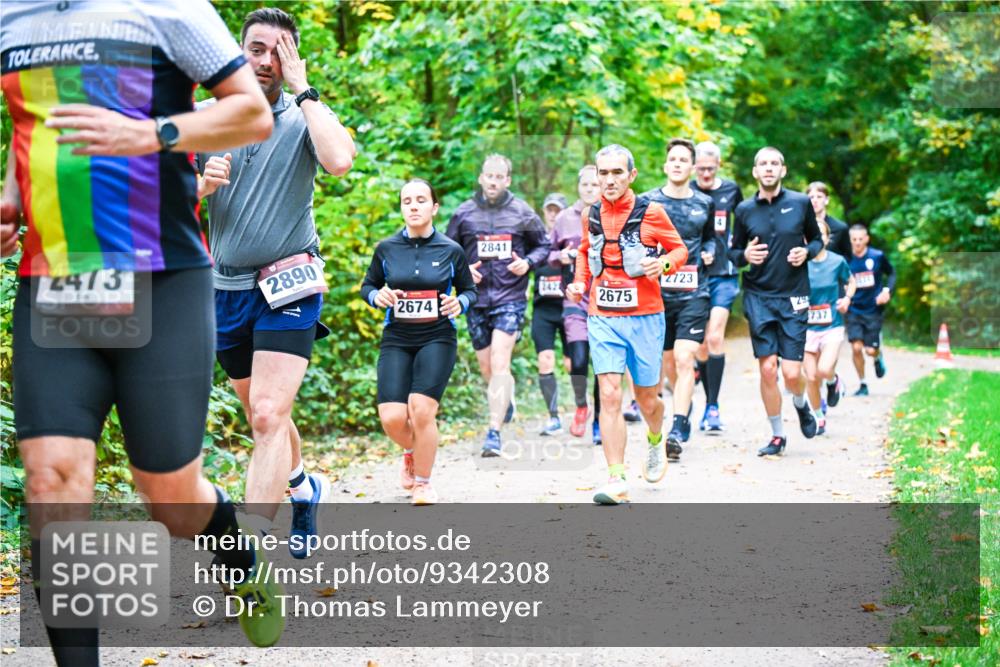 12.10.2025 - Bramfelder Halbmarathon 2025 Dr. Thomas Lammeyer http://msf.ph/oto/9342308 12.10.2025 09:54:35 Laufen 473, 2890, 2674, 2841, 2675, 2723, 29, 737 meine-sportfotos.de