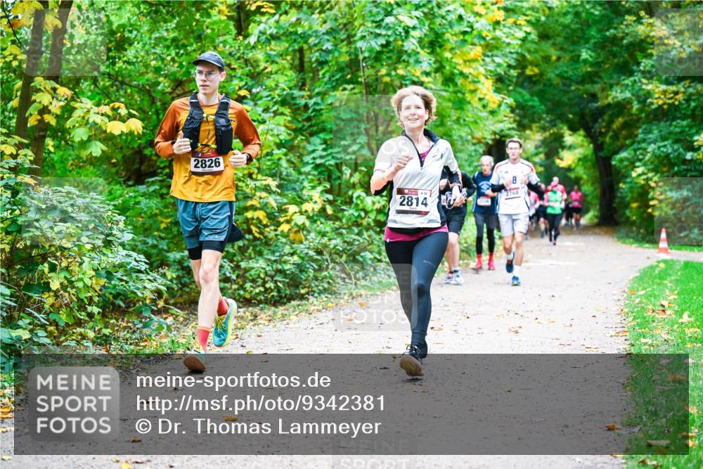 12.10.2025 - Bramfelder Halbmarathon 2025 Dr. Thomas Lammeyer http://msf.ph/oto/9342381 12.10.2025 09:54:51 Laufen 2826, 56, 2814, 2768 meine-sportfotos.de