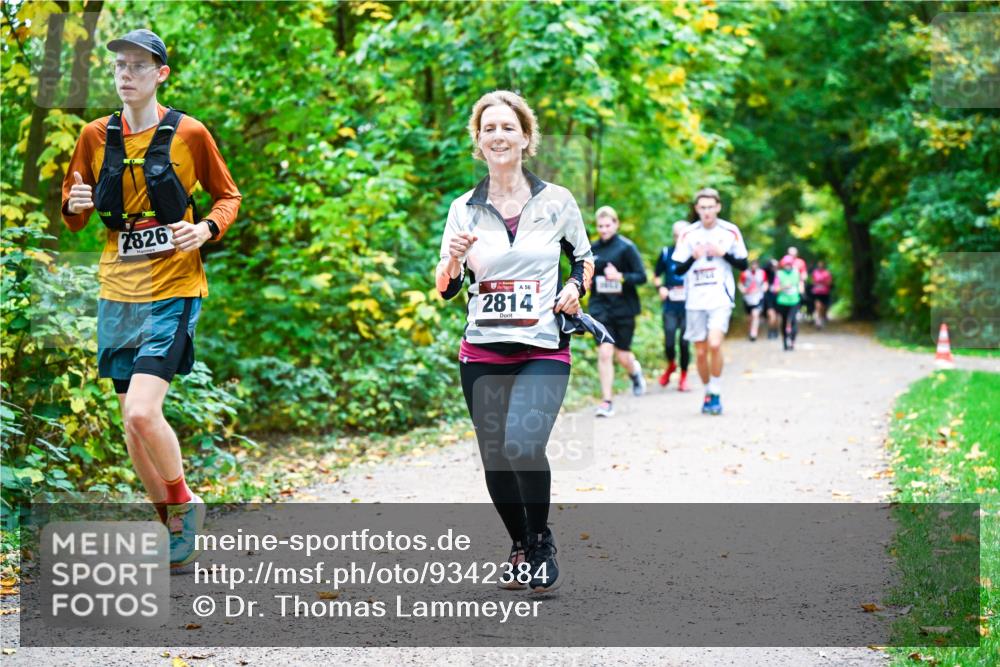 12.10.2025 - Bramfelder Halbmarathon 2025 Dr. Thomas Lammeyer http://msf.ph/oto/9342384 12.10.2025 09:54:52 Laufen 2826, 56, 2814 meine-sportfotos.de