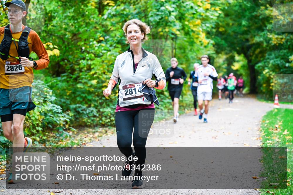 12.10.2025 - Bramfelder Halbmarathon 2025 Dr. Thomas Lammeyer http://msf.ph/oto/9342386 12.10.2025 09:54:52 Laufen 2826, 56, 2814 meine-sportfotos.de