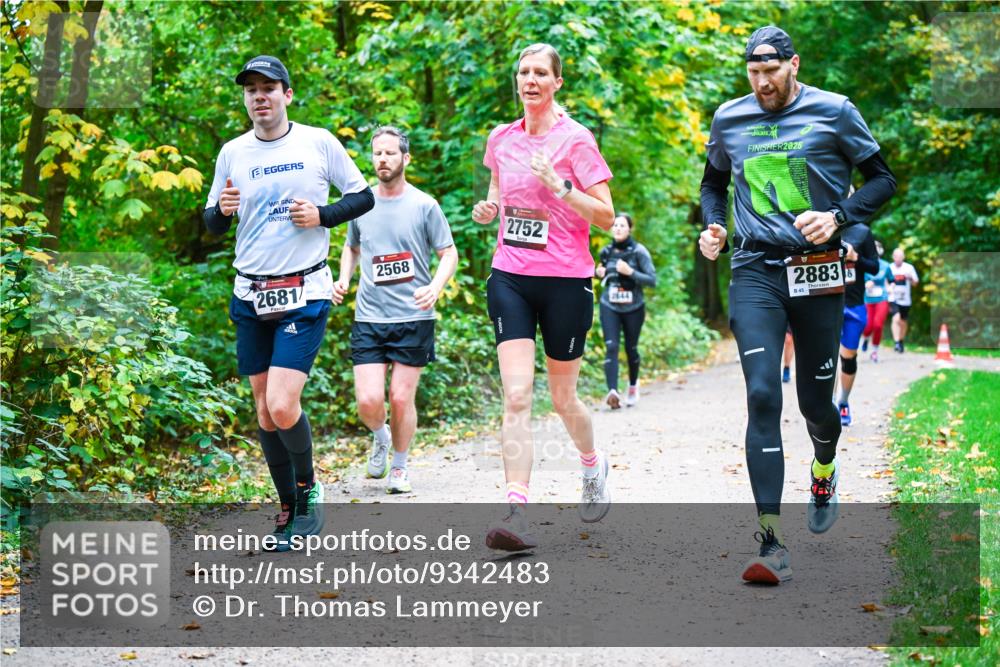 12.10.2025 - Bramfelder Halbmarathon 2025 Dr. Thomas Lammeyer http://msf.ph/oto/9342483 12.10.2025 09:55:08 Laufen 2681, 2568, 2752, 2025, 2883, 1644, 45 meine-sportfotos.de