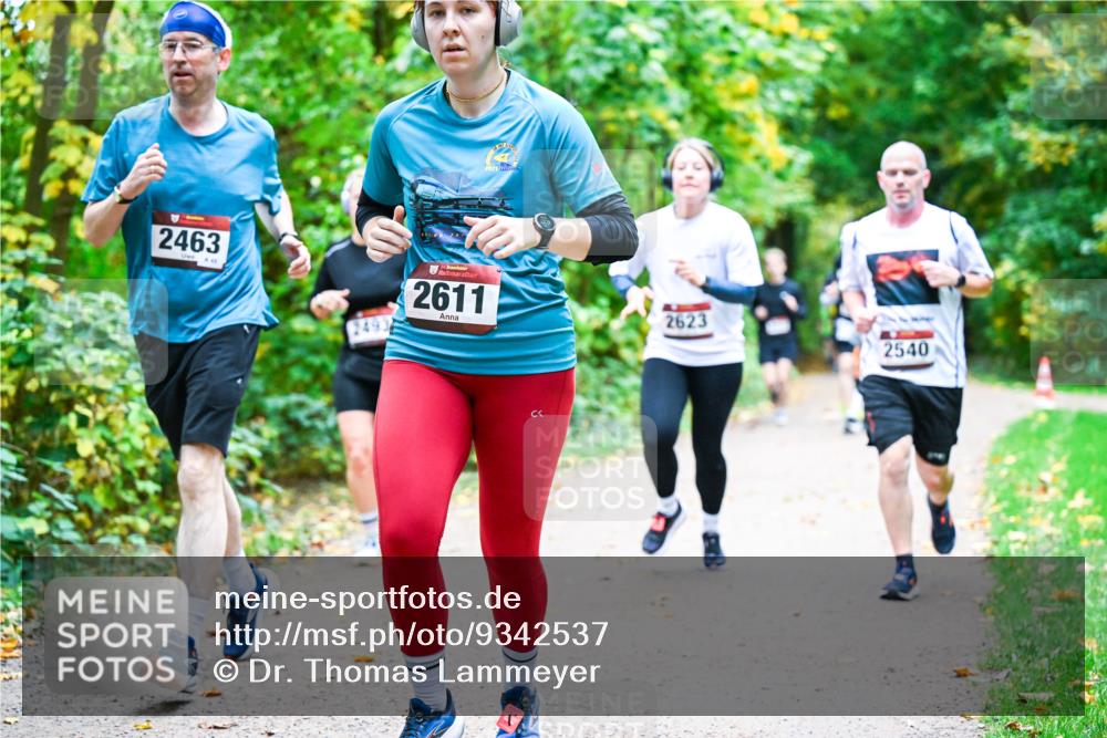 12.10.2025 - Bramfelder Halbmarathon 2025 Dr. Thomas Lammeyer http://msf.ph/oto/9342537 12.10.2025 09:55:16 Laufen 2463, 40, 49, 2611, 2623, 2540 meine-sportfotos.de