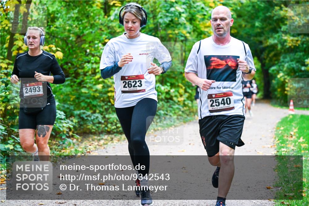 12.10.2025 - Bramfelder Halbmarathon 2025 Dr. Thomas Lammeyer http://msf.ph/oto/9342543 12.10.2025 09:55:18 Laufen 2493, 34, 2623, 2540 meine-sportfotos.de