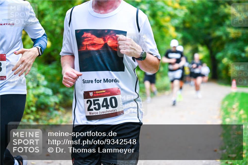 12.10.2025 - Bramfelder Halbmarathon 2025 Dr. Thomas Lammeyer http://msf.ph/oto/9342548 12.10.2025 09:55:18 Laufen 34, 2540 meine-sportfotos.de