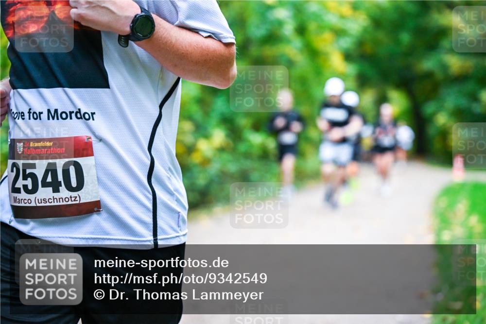 12.10.2025 - Bramfelder Halbmarathon 2025 Dr. Thomas Lammeyer http://msf.ph/oto/9342549 12.10.2025 09:55:19 Laufen 34, 2540 meine-sportfotos.de